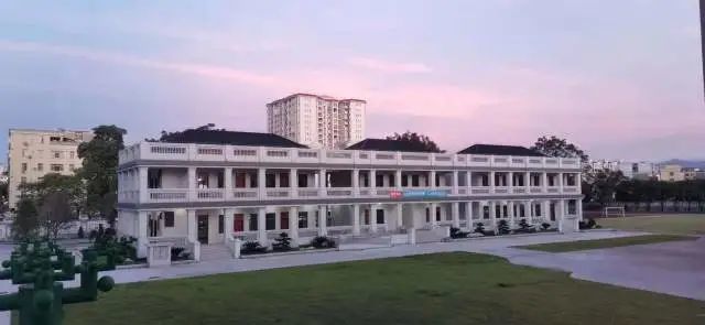 新兴县第一中学新兴县翔顺实验学校让我们一起欣赏一下这两所学校的