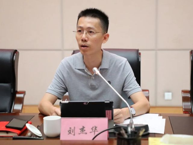 区领导周伟平,占平,唐宏虎,张光禄出席会议.