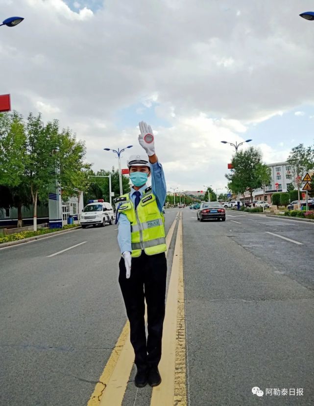 从执勤的一姿一势,到服务的一言一行,俨然是从警多年的女交警.