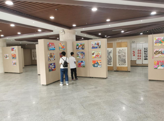 "红领巾心向党,永远跟党走"书画展在长春市图书馆成功