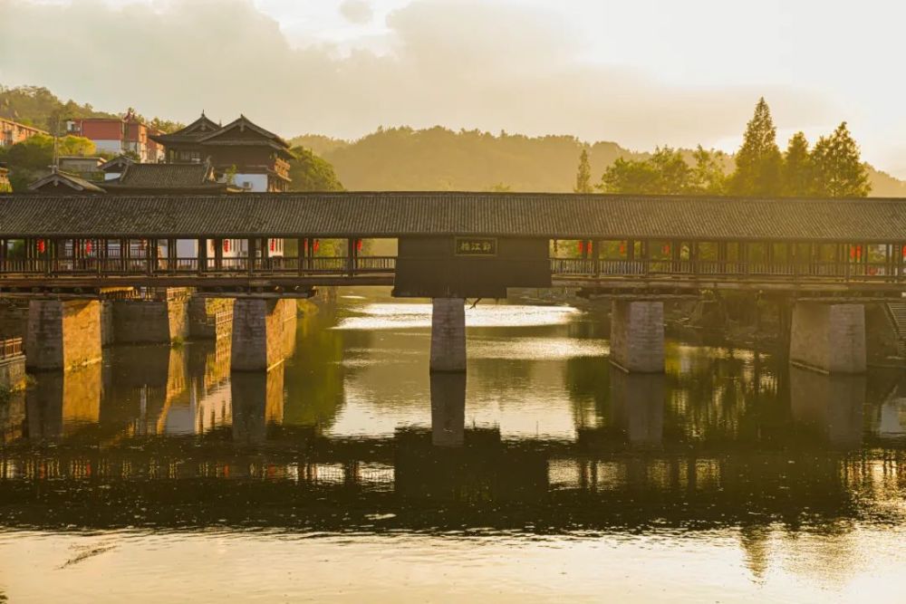 千年古镇多姿多彩的场景展现眼前——鄞江上,它山堰,鄞江廊桥静立