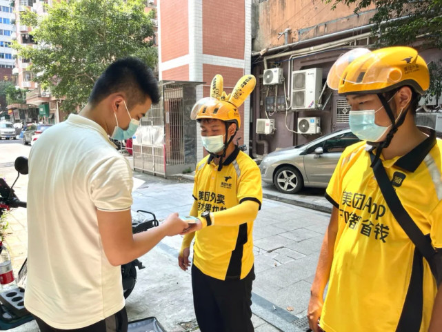 直击外卖骑手送餐防疫现场