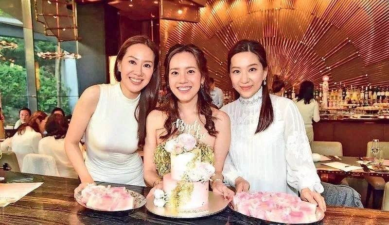 婚后,汪圆圆三年生下一个女儿,一对双胞胎儿子,和蔡加赞感情非常稳定