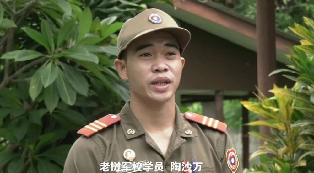 老挝人民军电视台报道:占芭花常开 兄弟情常在