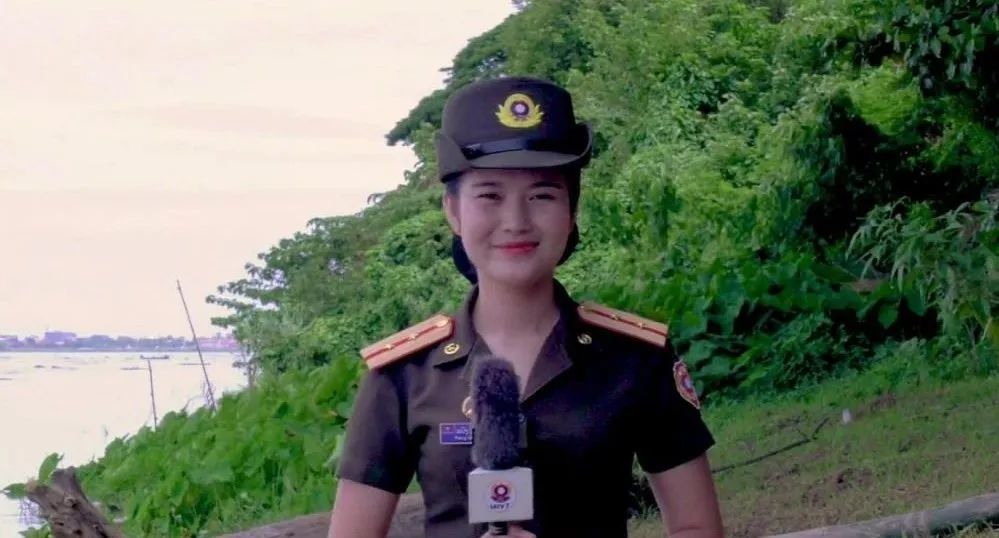 老挝人民军电视台报道:占芭花常开 兄弟情常在