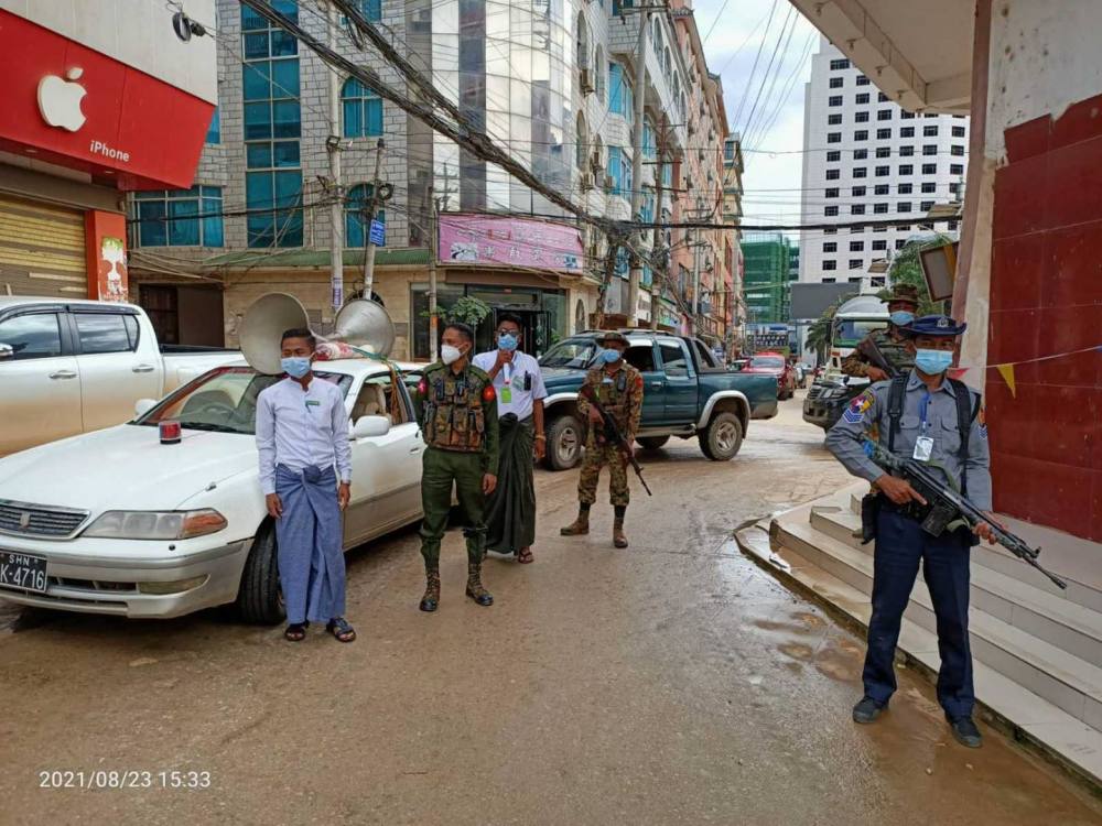 缅甸果敢老街的街头出现装甲车巡逻,当地"封城"已有两