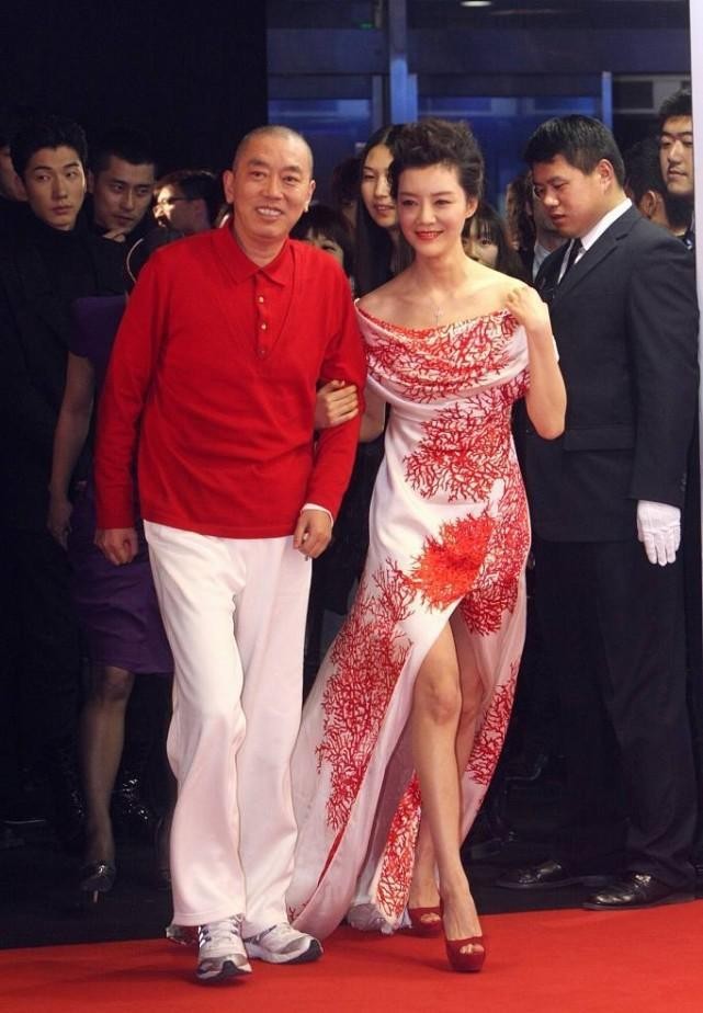 车晓真是"冷淡美人",粉亮片裙穿出花瓶效果,短发清爽看着挺飒