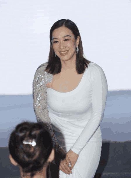 钟丽缇扮演主播,穿西装领口开的很低,素颜戴眼镜也遮不住老态!