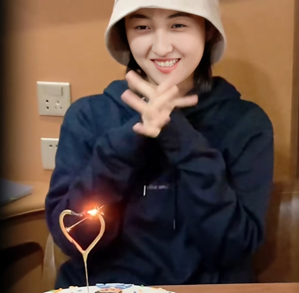 张子枫分享20岁生日vlog"今儿个的长视频不快进,分享了自己的画,认真