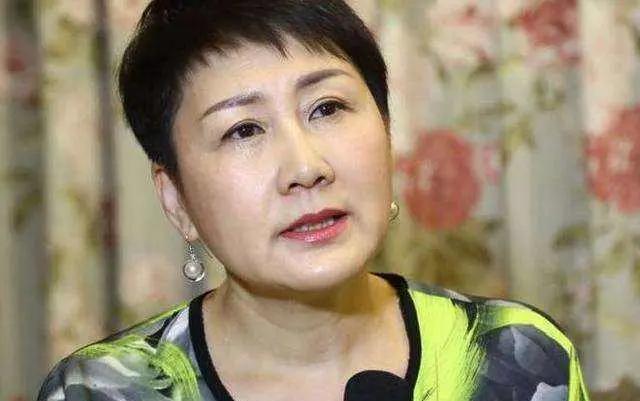 (图为张凯丽与《渴望》中王沪生的扮演者孙松)虽然之后很少再演女主