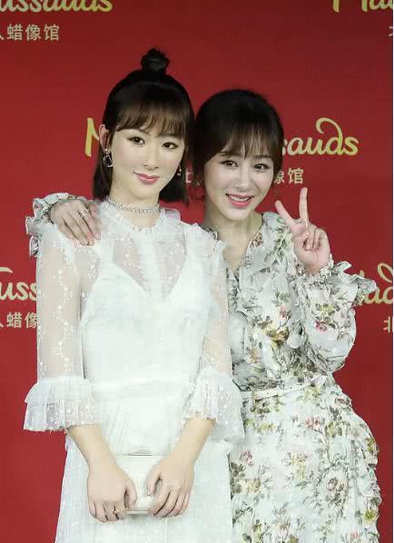 杨紫与蜡像合影让人看呆了,虽然身材很像,但这颜值是在开玩笑嘛