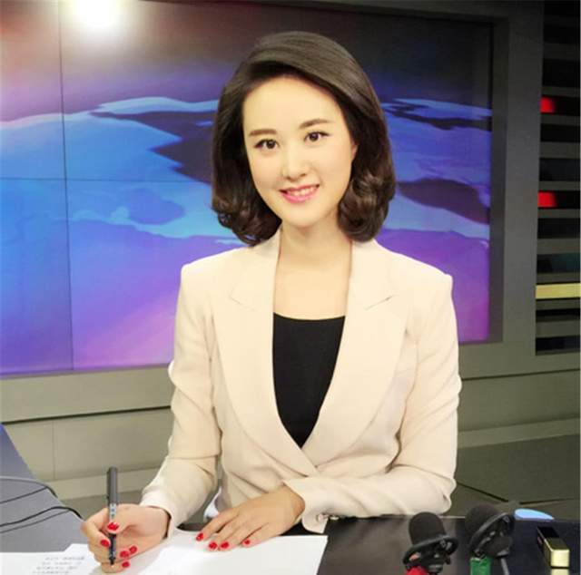 在大学期间,她先后主持过北京人民广播电台和福建东南电视台的节目.