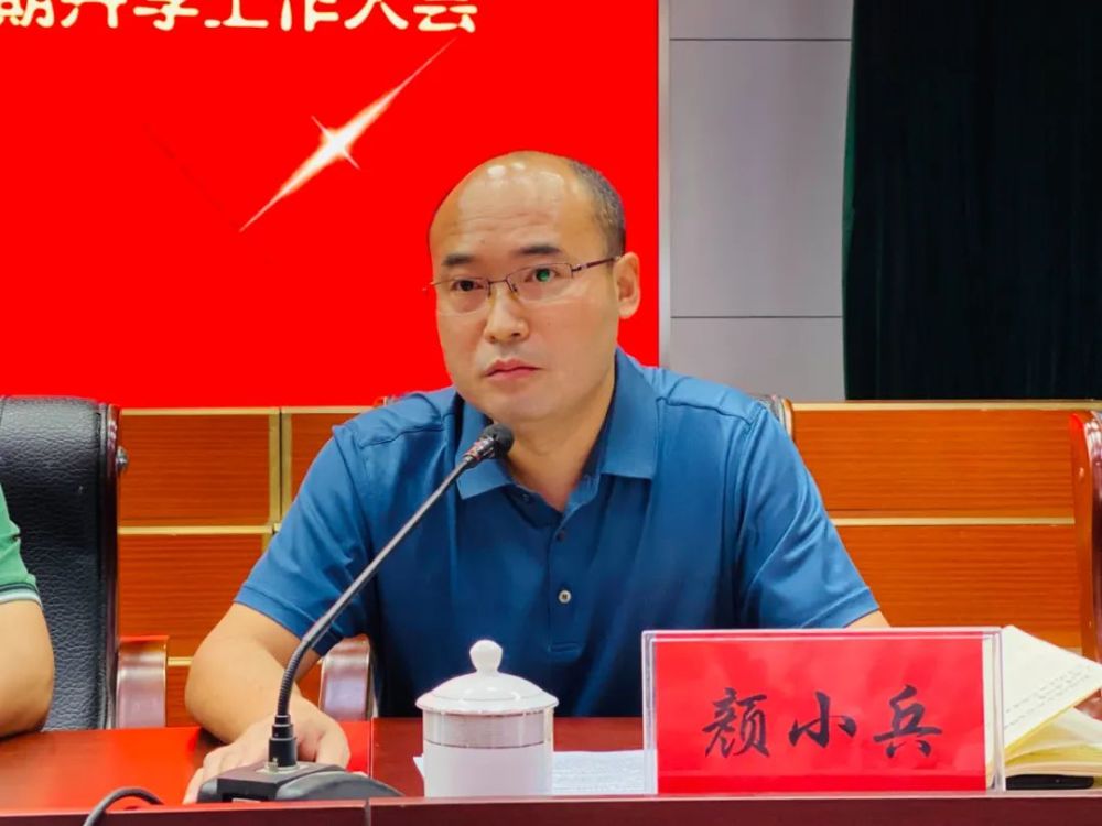 优秀教师代表,年级负责人分别作表态发言.丁宏兵副校长主持大会.