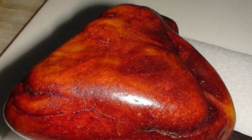 红沁籽料是与 红玉籽料最为接近的一种.