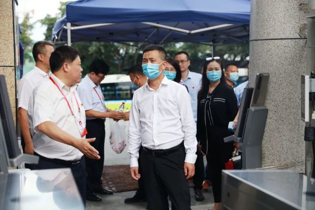 绵阳市教体局王永昭局长来绵阳实验高中视察开学工作