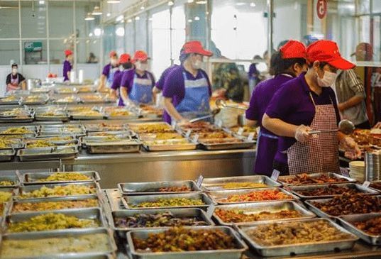 为啥学校食堂阿姨打饭时老手抖?不是阿姨爱抠门,实在是有苦难言