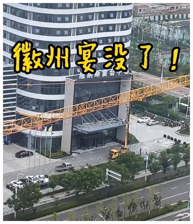 安徽蚌埠徽州宴改名字了,老板娘站在门口骂主播:你丢蚌埠的脸