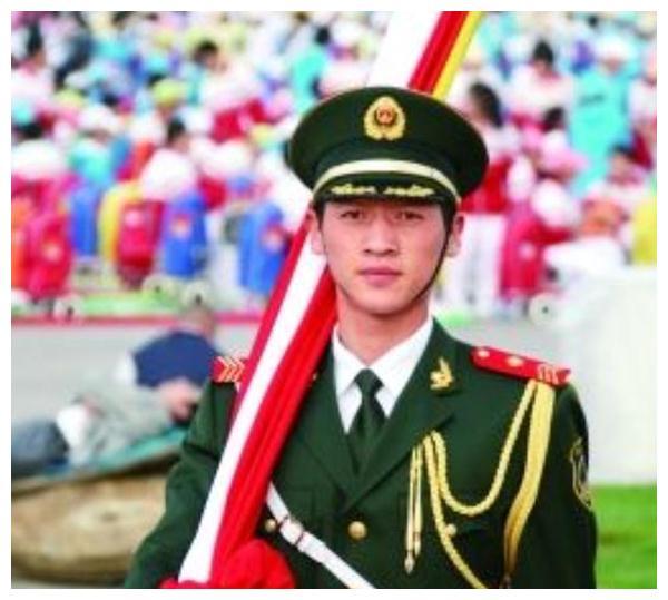 "中国第一升旗手"高红甫,12年升旗6200次,退伍后拒绝