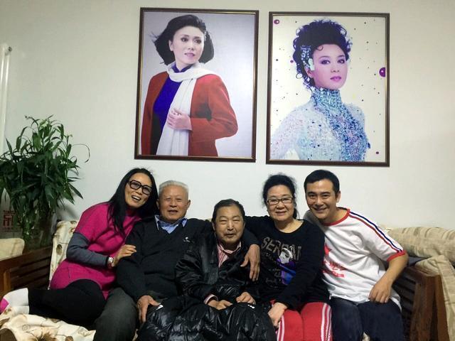 吴琼夫妇与公公婆婆及父亲(右二) 2020年,吴琼已58岁了,孕育宝宝的