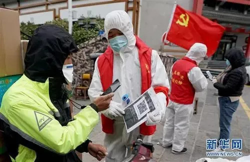 服务中心,行政机构,商场等地,发现入口处,都有专人检查甬行码和行程码