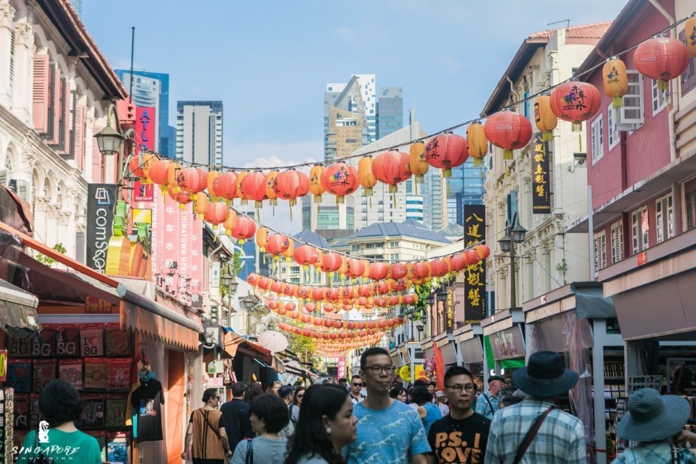 新加坡唐人街原来叫牛车水市区最热闹的地方聚集各种中国美食