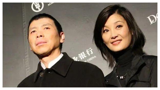 冯小刚认为自己对不起两个女人,分别是冯小刚的前妻张娣和现任妻子