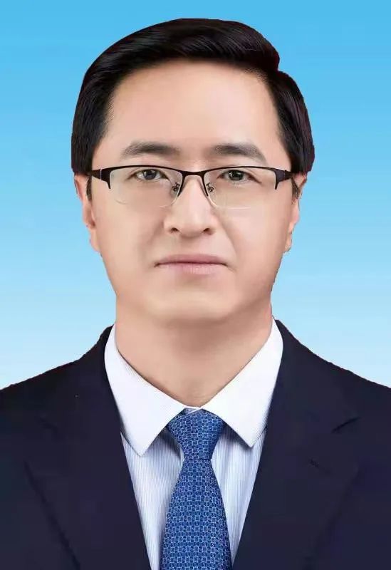 省委党校研究生,中共党员,现任青海省西宁市人民政府副市长,副秘书长