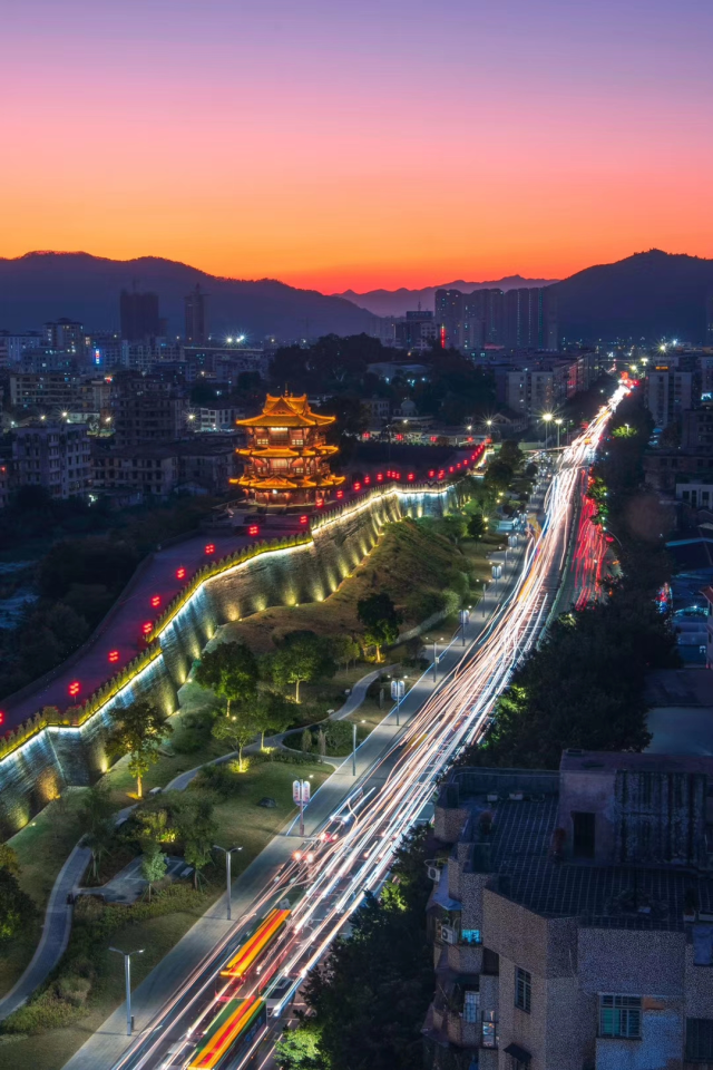 肇庆古城墙夜景(吴勇强 摄)