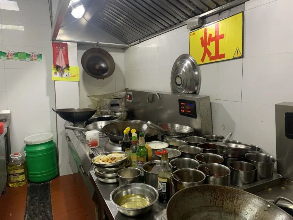 外卖平台上名称:呷一蛙 厨房地面破损,污水暴露 01 杭州味千餐饮管理