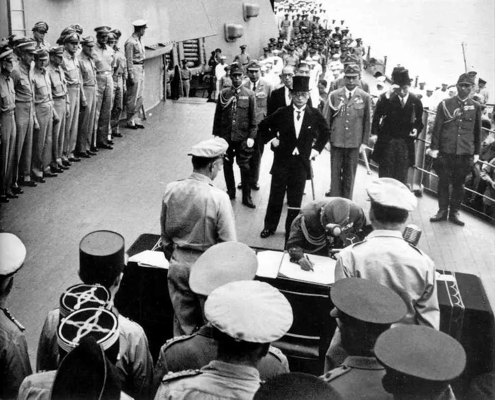 在"密苏里号"上举行的日本投降仪式