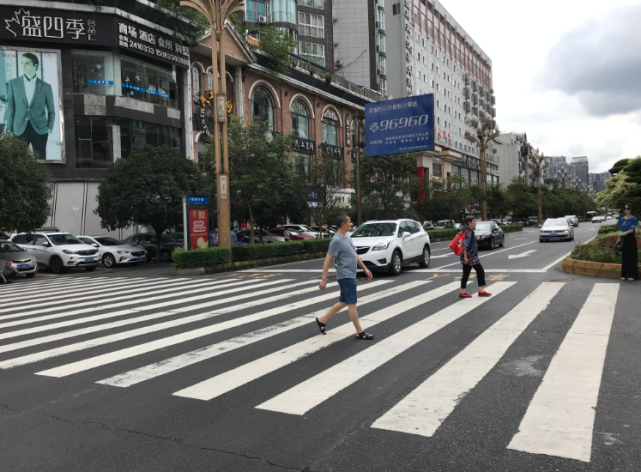 乐山市公安局交警支队直属一大队民警来到乐山城区柏杨西路与嘉兴路