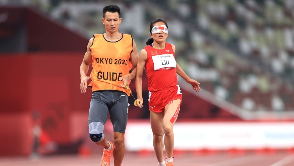 中国选手刘崔青和她的领跑员徐冬林女子标枪f13级比赛也在28日上午