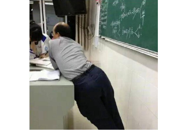 多数学生都会看见的,因为老师的个子比较高,到了黑板的底部就需要弯腰
