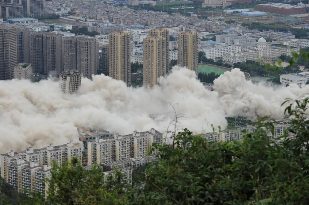 昆明15栋烂尾楼爆破,高楼林立的地方,如何爆破才能不伤害周边建筑?