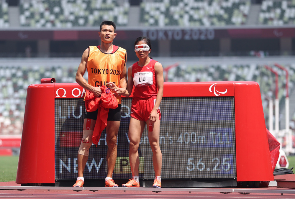 东京残奥会田径女子400米t11级刘翠青刷新残奥会纪录夺冠