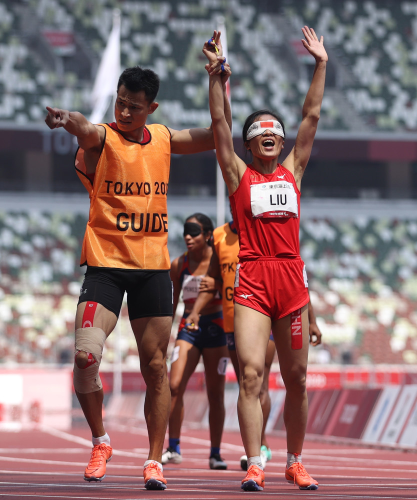 (东京残奥会)田径—女子400米t11级:刘翠青刷新残奥会纪录夺冠(2)