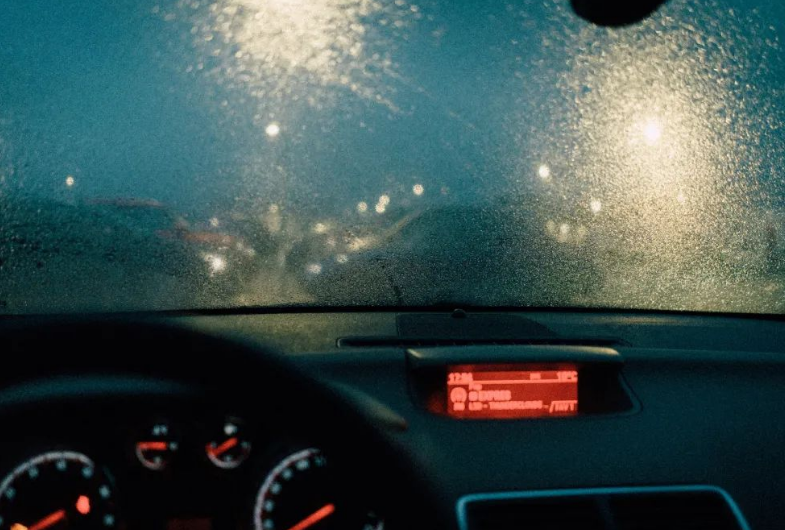 雨天开车不能大意,做好这4点很重要,有助于提升行车安全