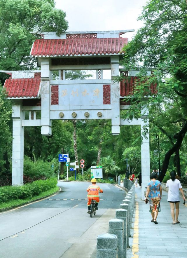 她回忆道,以前还没城中村改造的时候,黄贝岭有很多美味的小店,都是老