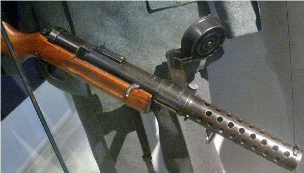 德国mp-18冲锋枪,民国时的仿制品,被称为"花机关枪"