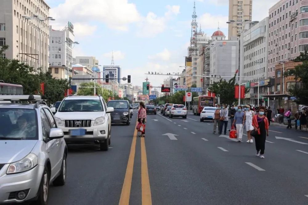 电动车,三轮车违规横穿马路