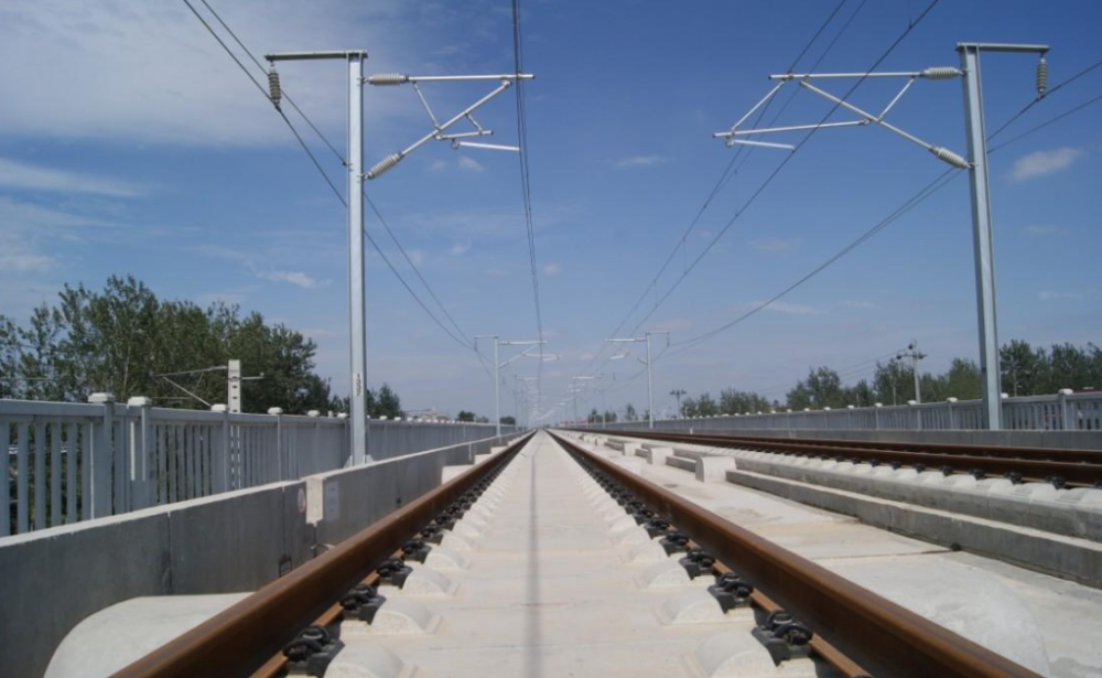 中国研发了大量性能优秀还拥有自主知识产权的铁路设备,比如无缝轨道