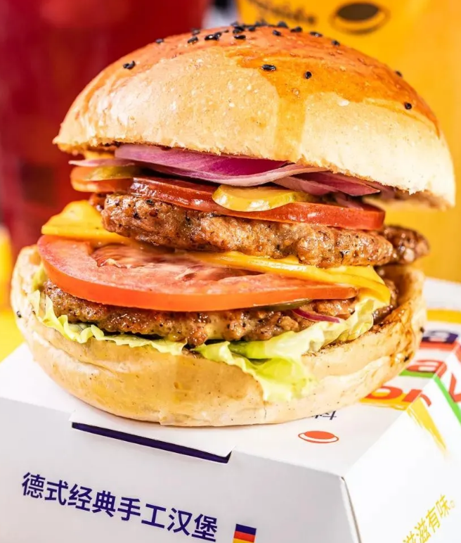 不过ta家最美味的还是 纯手工德式牛肉汉堡!
