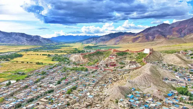 西藏特色的寺庙古堡,江孜的宗山抗英遗址,航拍秋景太美