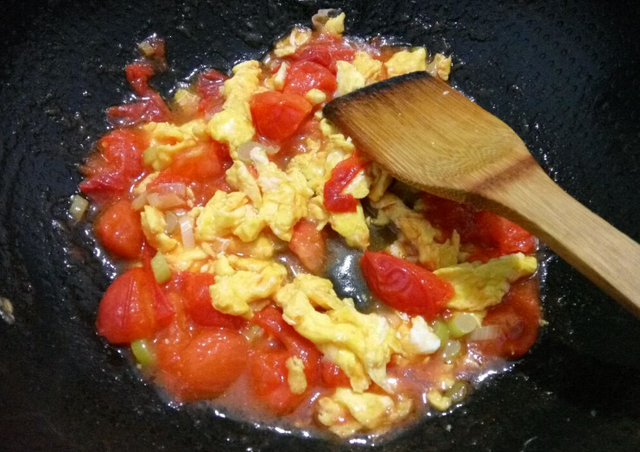 西红柿炒鸡蛋窍门多,记住两点,做好酸甜开胃,一周吃五