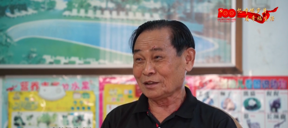 从1969年担任代课老师,到2007年退休,张忠兴在三尺