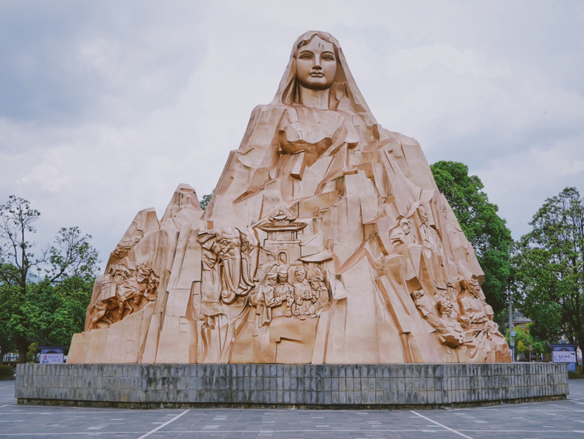 腾冲旅行小众景点坐落着高黎贡山母亲雕像的腾越文化广场