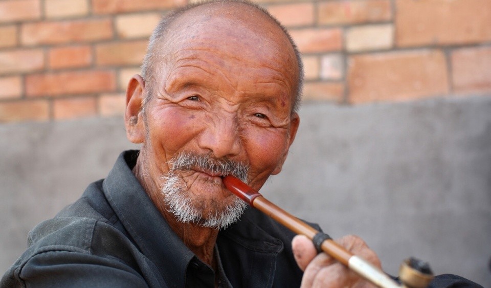 不错,刘大爷的老伴,在两三年前就去世了,所以刘大爷一个人在农村生活
