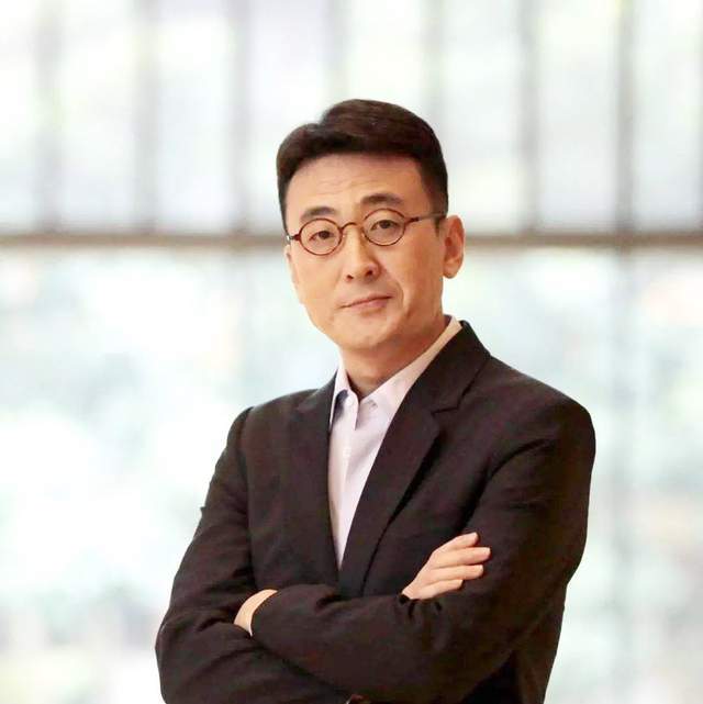 在广东人民广播电台工作了几年,1996年,窦文涛加入凤凰卫视,先后主持