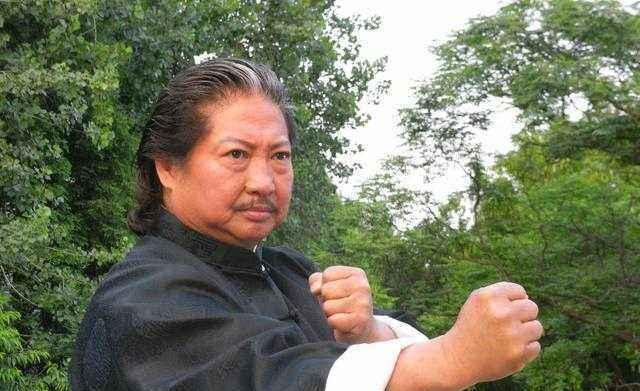 68岁洪金宝减肥成功了,还能亲自下厨做饭,只是瘦得有点脱相!