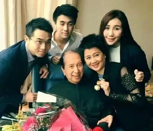 二房何超琼才是家族主心骨代表家族发声明四太梁安琪站一旁